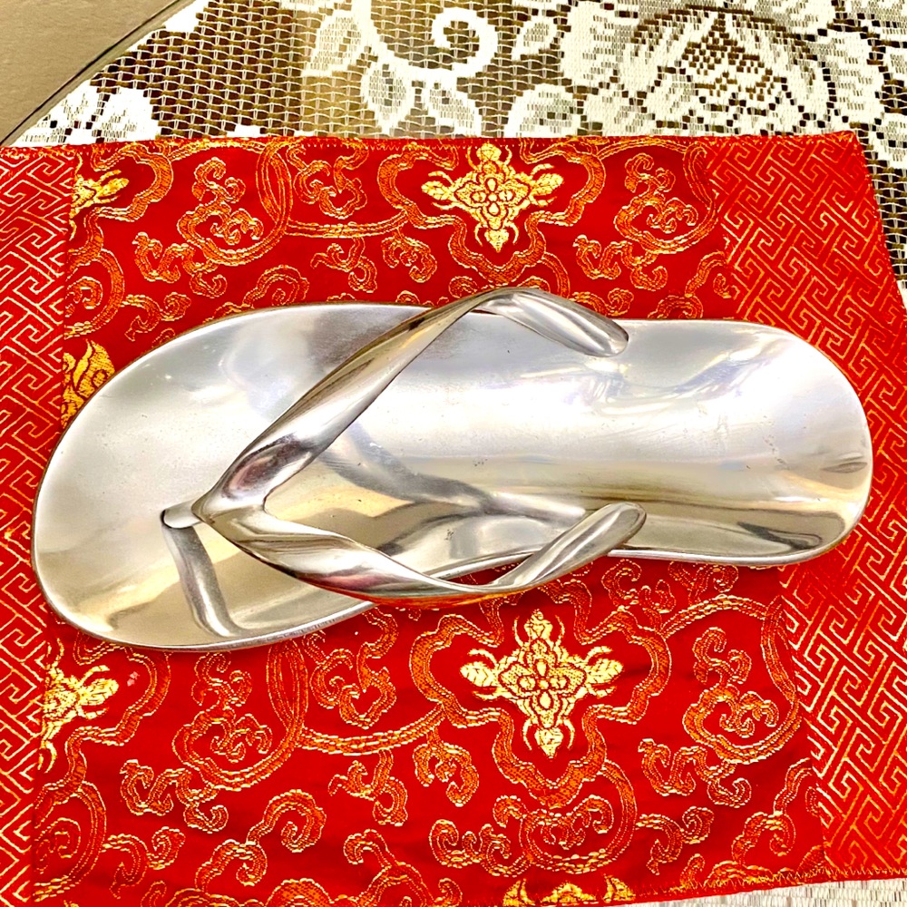 COPY - BEAUTIFUL SOLID METAL SILVER FLIPFLOP DISH